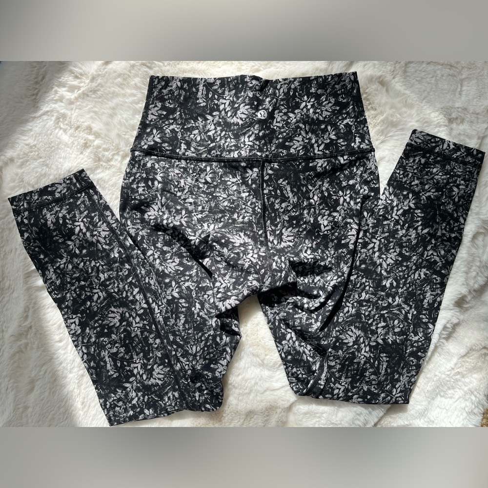 Lululemon Black & gray floral Patterned Leggings, size 6 - Picture 5 of 5